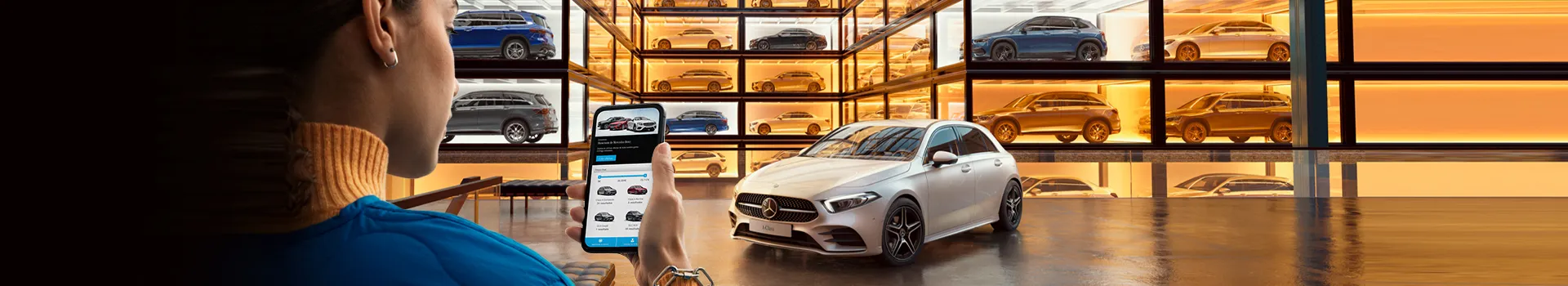 Mujer viendo en el smartphone el Showroom de Mercedes Benz delante de un Mercedes Benz blanco